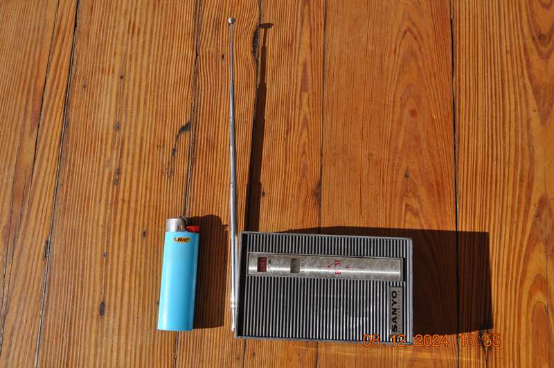 Vintage Sanyo FM Pocket Radio