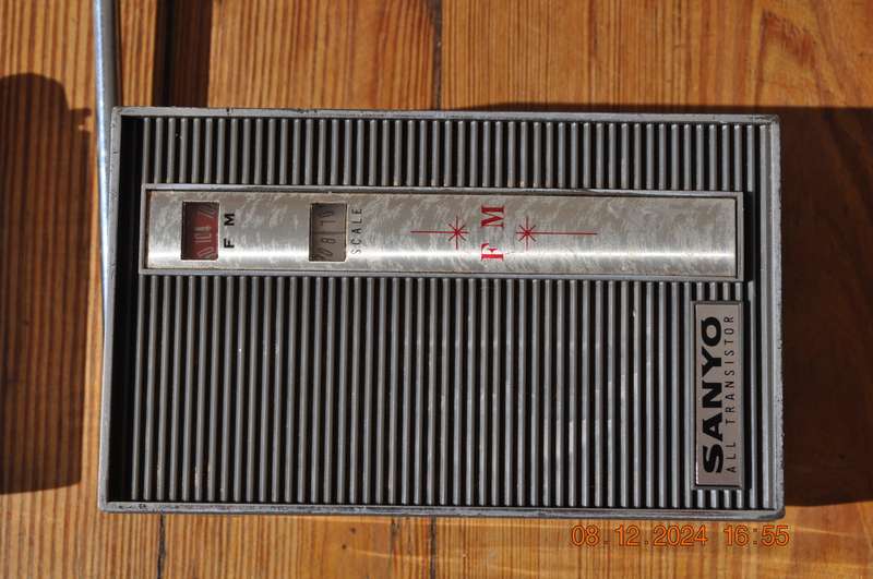 Vintage Sanyo FM Pocket Radio