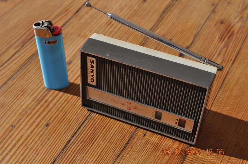 Vintage Sanyo FM Pocket Radio