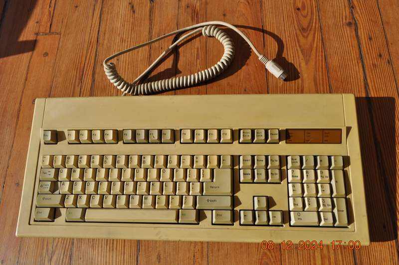Vintage computer DIN 5 pin keyboard