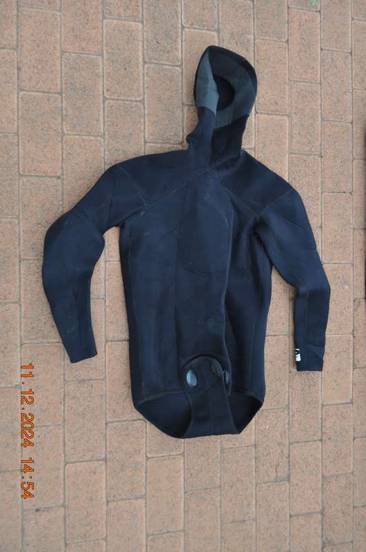 Lizzard 2 Piece Wetsuit With Hoodie (size medium)