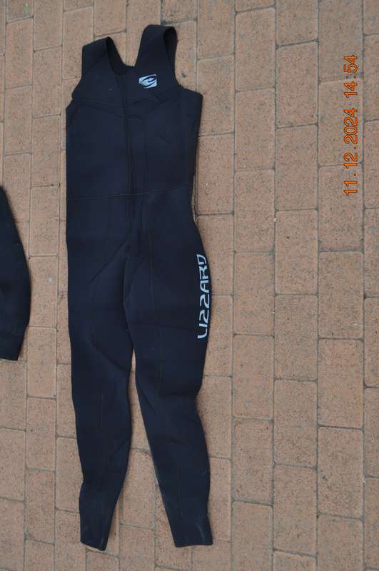 Lizzard 2 Piece Wetsuit With Hoodie (size medium)