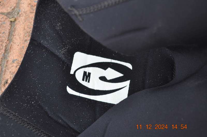Lizzard 2 Piece Wetsuit With Hoodie (size medium)