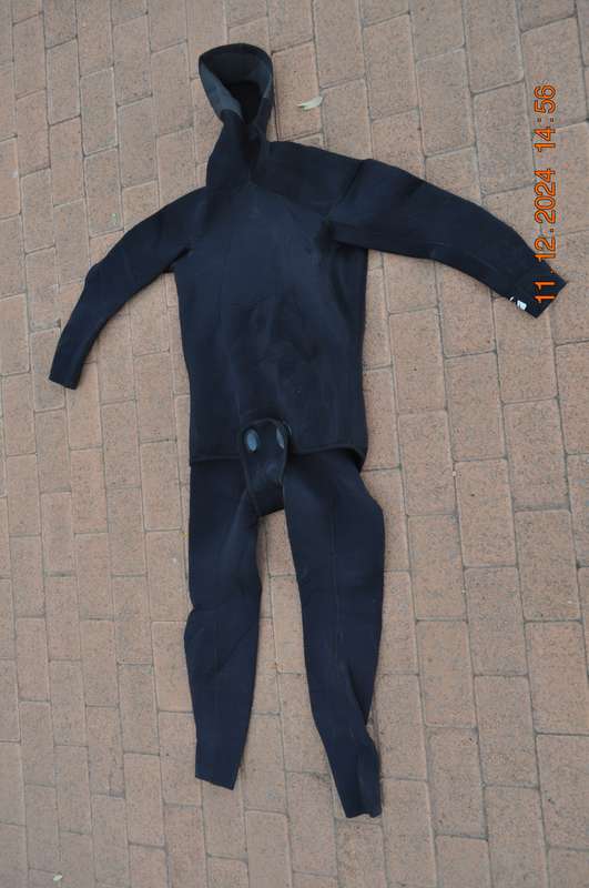 Lizzard 2 Piece Wetsuit With Hoodie (size medium)
