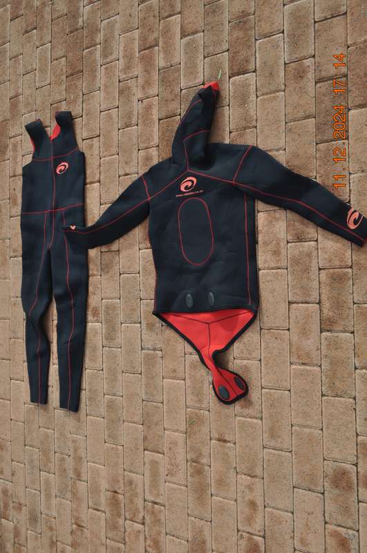 Lizzard 2 Piece Wetsuit With Hoodie (size ms)