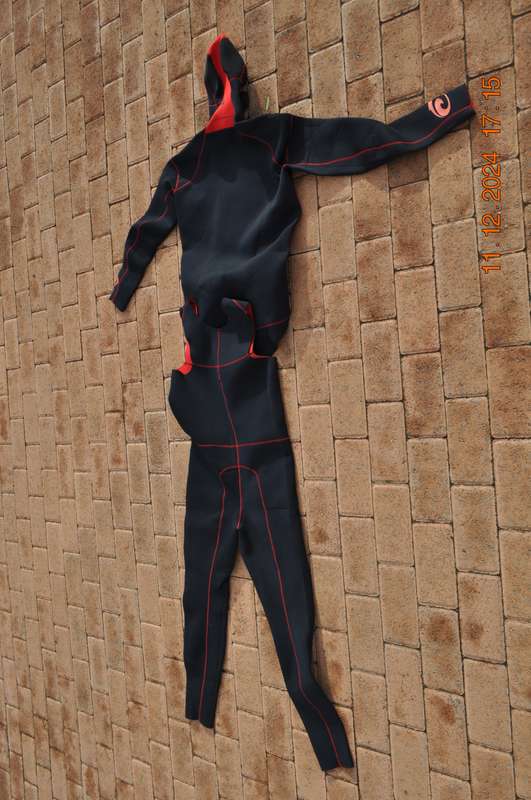 Lizzard 2 Piece Wetsuit With Hoodie (size ms)
