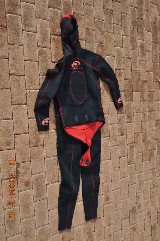 Lizzard 2 Piece Wetsuit With Hoodie (size ms)