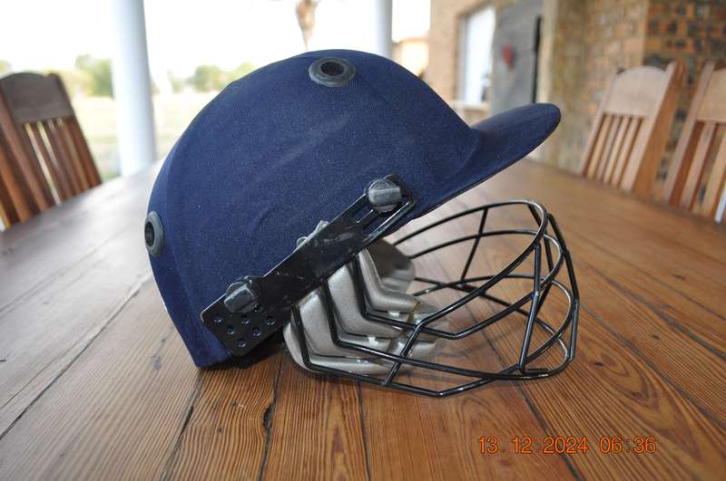 Platypus Adult Cricket Helmet (size large)