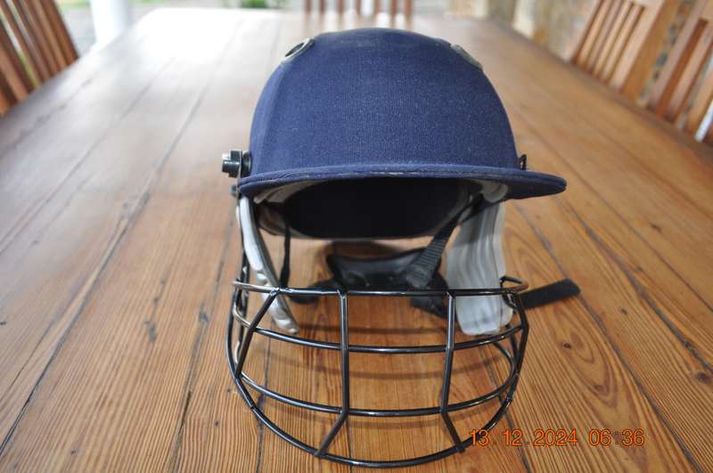 Platypus Adult Cricket Helmet (size large)