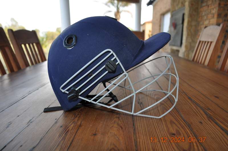 BS Adult Cricket Helmet (size large)