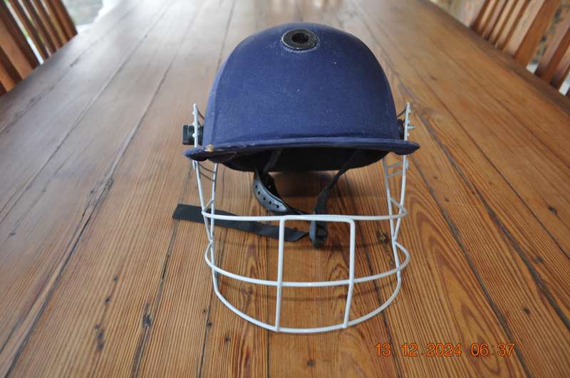 BS Adult Cricket Helmet (size large)
