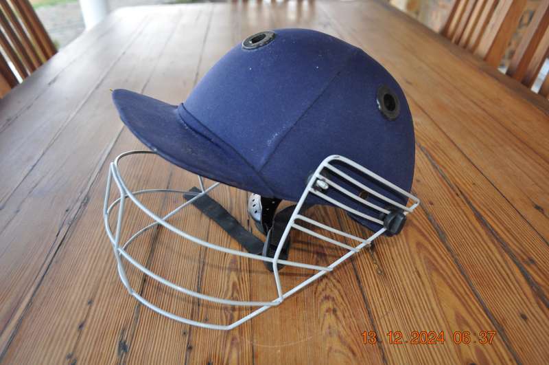 BS Adult Cricket Helmet (size large)
