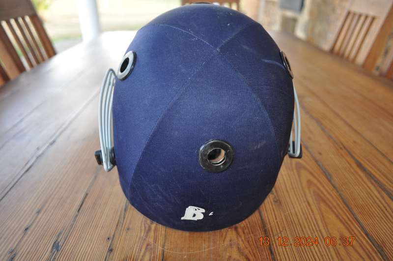 BS Adult Cricket Helmet (size large)