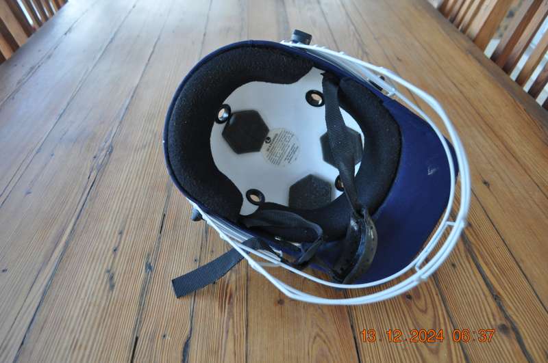 BS Adult Cricket Helmet (size large)