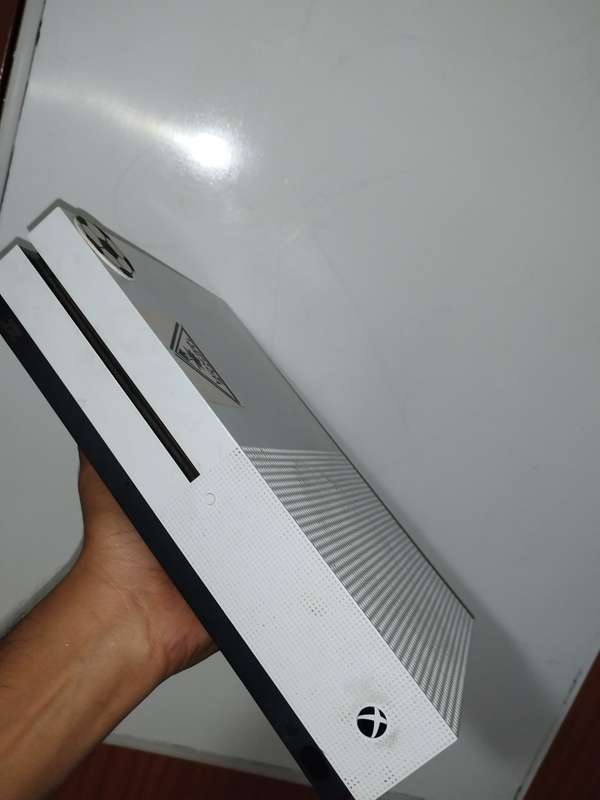 Xbox one S (2x Controllers and 5 games)
