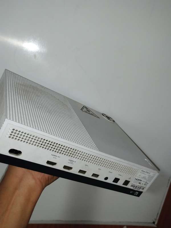 Xbox one S (2x Controllers and 5 games)