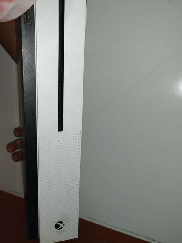 Xbox one S (2x Controllers and 5 games)