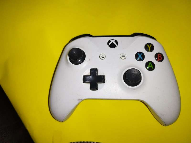 Xbox one S (2x Controllers and 5 games)