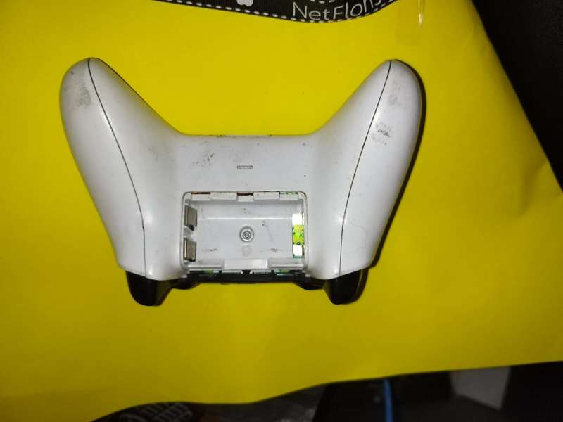 Xbox one S (2x Controllers and 5 games)
