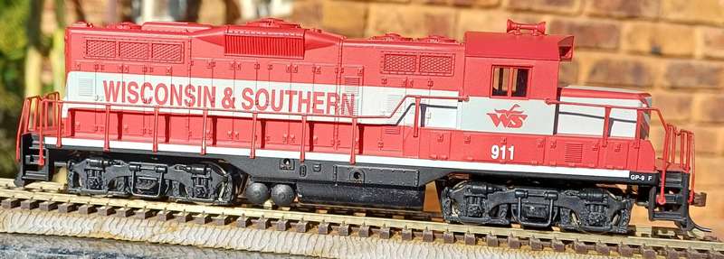 Walthers HO Scale Wisconsin & Southern GP9M Diesel Locomotive #911