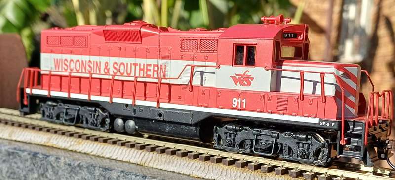 Walthers HO Scale Wisconsin & Southern GP9M Diesel Locomotive #911