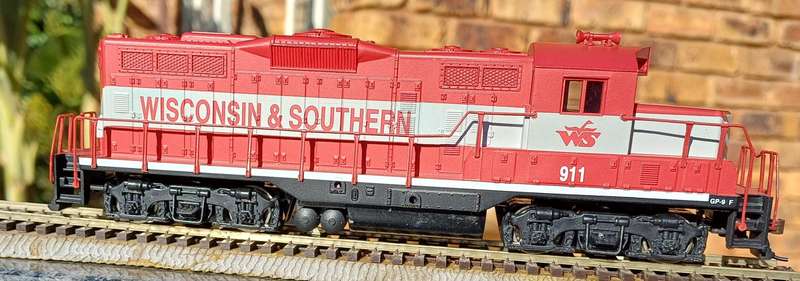 Walthers HO Scale Wisconsin & Southern GP9M Diesel Locomotive #911
