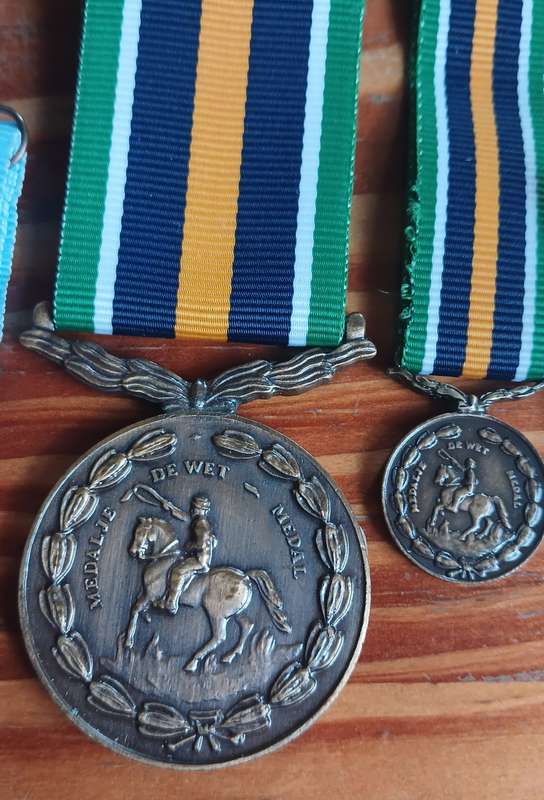 Set of SANDF Medals for KPL Lem Bergsma: 3 x sets of full and miniature medals and others