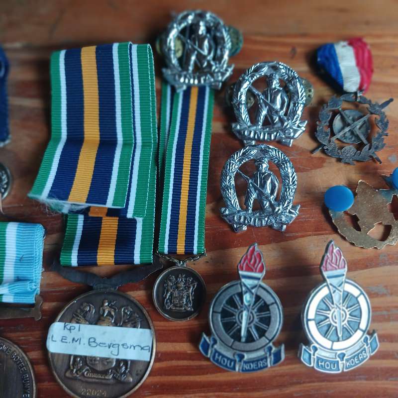 Set of SANDF Medals for KPL Lem Bergsma: 3 x sets of full and miniature medals and others