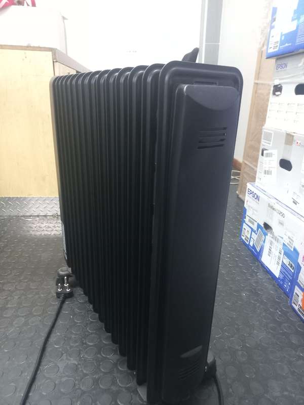 USED DELONGHI 14 Fin Oil Heater Black