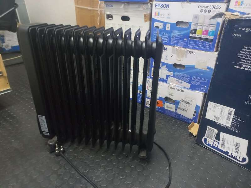 USED DELONGHI 14 Fin Oil Heater Black