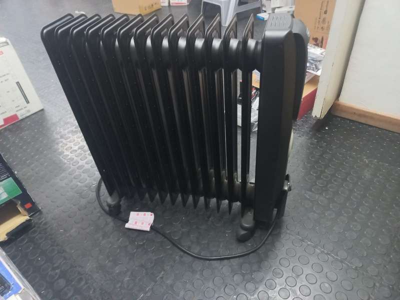 USED DELONGHI 14 Fin Oil Heater Black