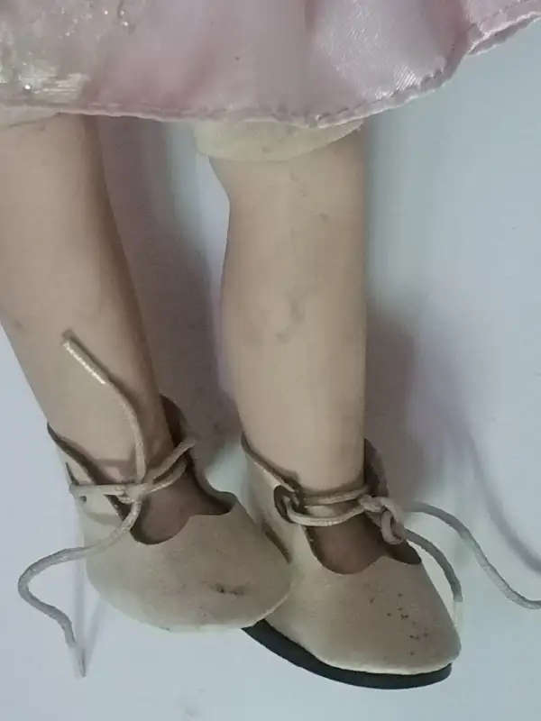 STUNNING VINTAGE PORCELAIN DOLL - VERY NEED