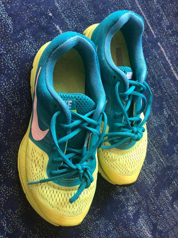 Nike Womens Size 6  Authentic