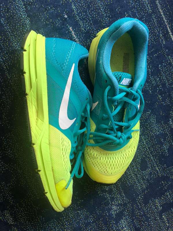 Nike Womens Size 6  Authentic