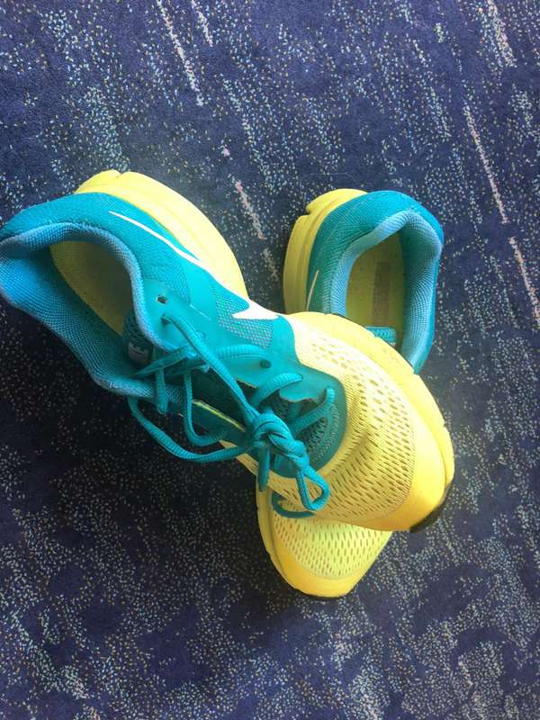 Nike Womens Size 6  Authentic