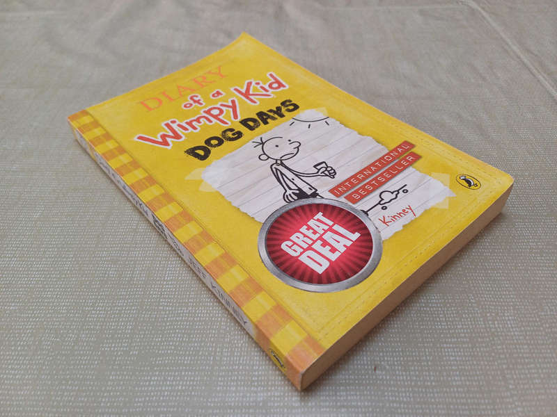 Diary of a Wimpy Kid - Dog Days. Jeff Kinney. Softcover.