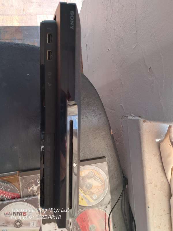 PLAYSTATION 3 CONSOLE & 10 GAMES