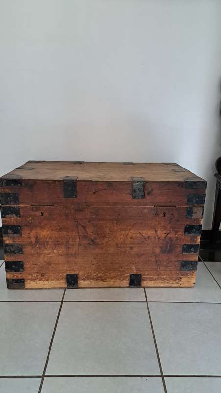 BURNE BRITISH MANUFACTURER - ANTIQUE TRAVEL CHEST