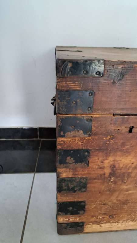 BURNE BRITISH MANUFACTURER - ANTIQUE TRAVEL CHEST
