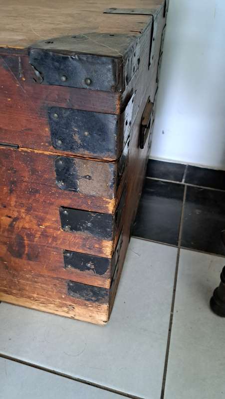 BURNE BRITISH MANUFACTURER - ANTIQUE TRAVEL CHEST