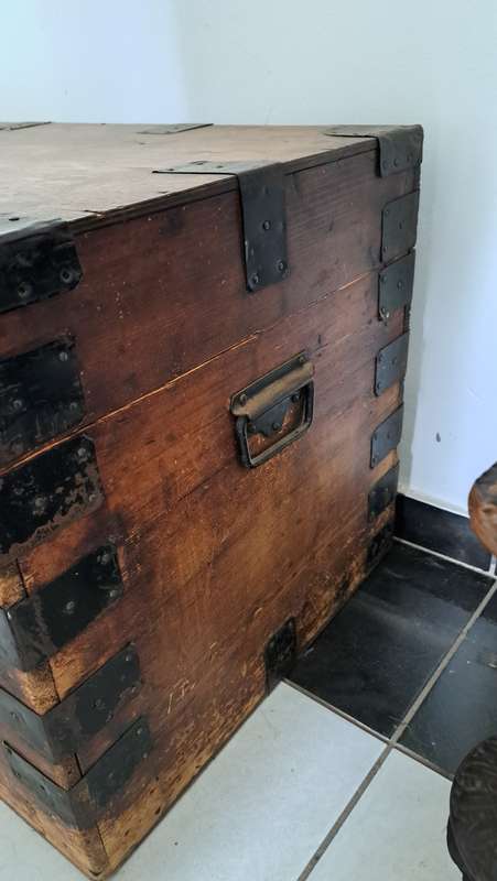 BURNE BRITISH MANUFACTURER - ANTIQUE TRAVEL CHEST
