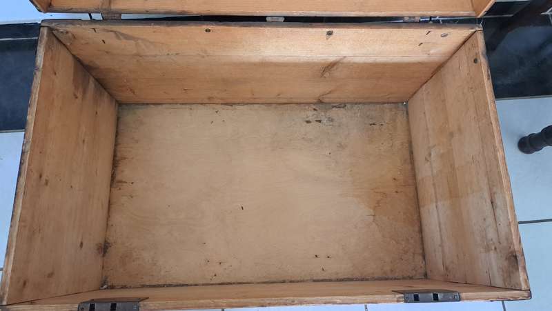 BURNE BRITISH MANUFACTURER - ANTIQUE TRAVEL CHEST