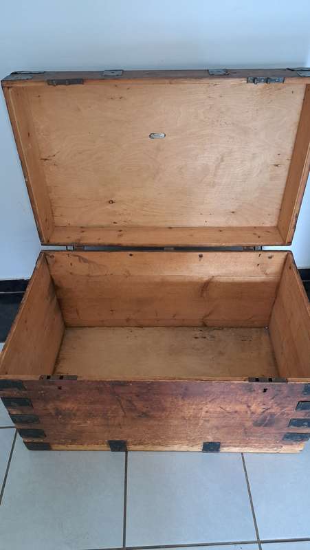 BURNE BRITISH MANUFACTURER - ANTIQUE TRAVEL CHEST