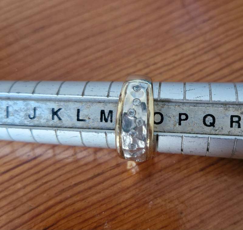 Beautiful 2 tone 9ct dress ring - weighing a whopping 6.44g