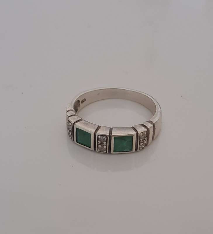 ABSOLUTELY STUNNING GENUINE EMERALD AND DIAMOND RING