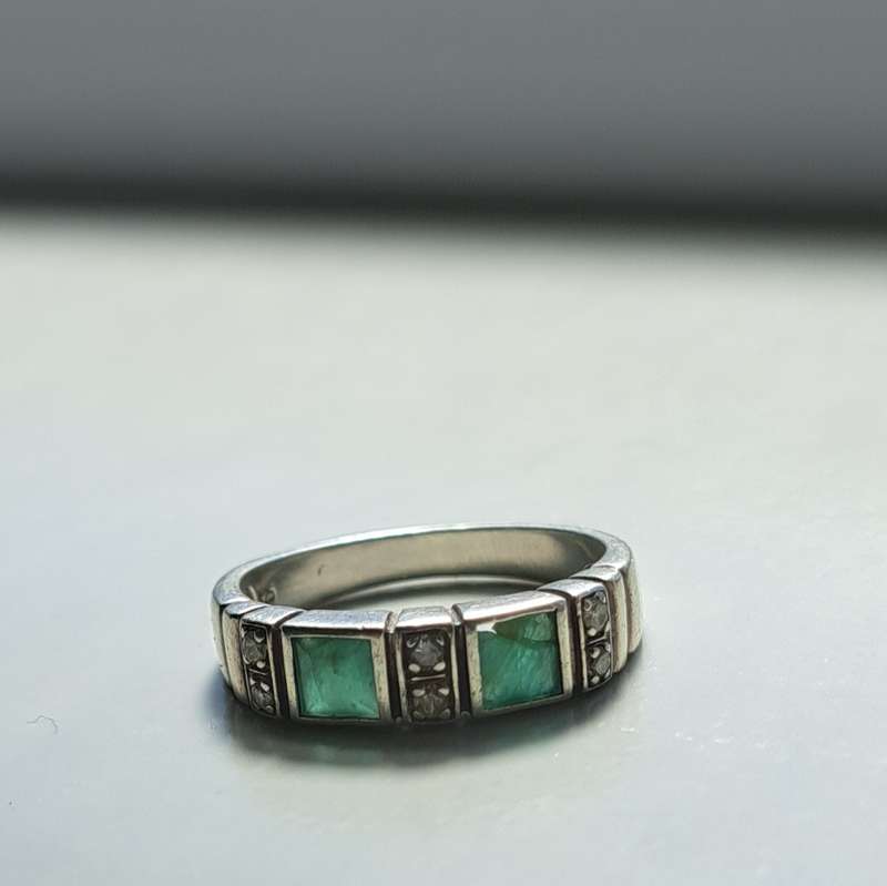 ABSOLUTELY STUNNING GENUINE EMERALD AND DIAMOND RING