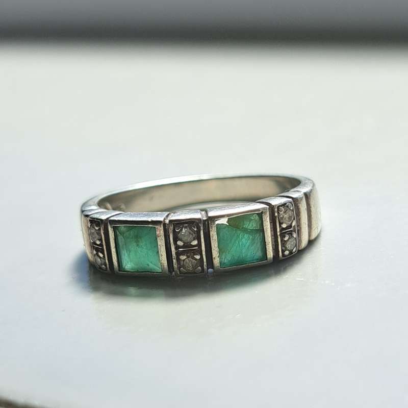 ABSOLUTELY STUNNING GENUINE EMERALD AND DIAMOND RING