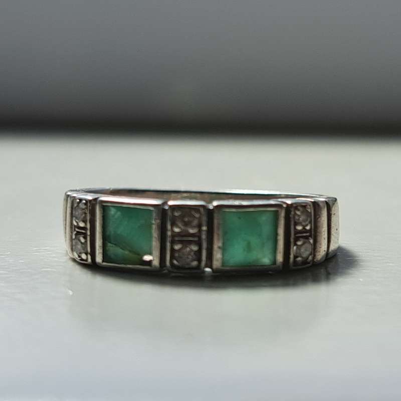 ABSOLUTELY STUNNING GENUINE EMERALD AND DIAMOND RING