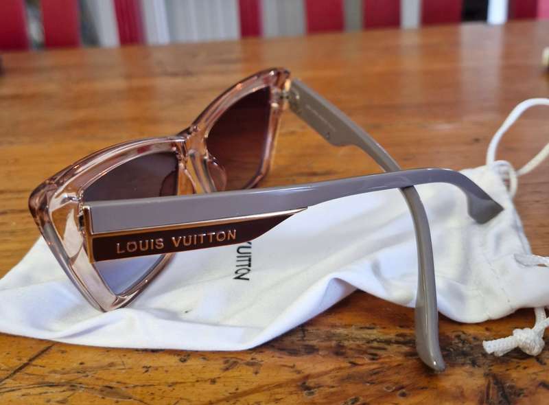 Sunglasses in Louis Vuitton pouch - as new