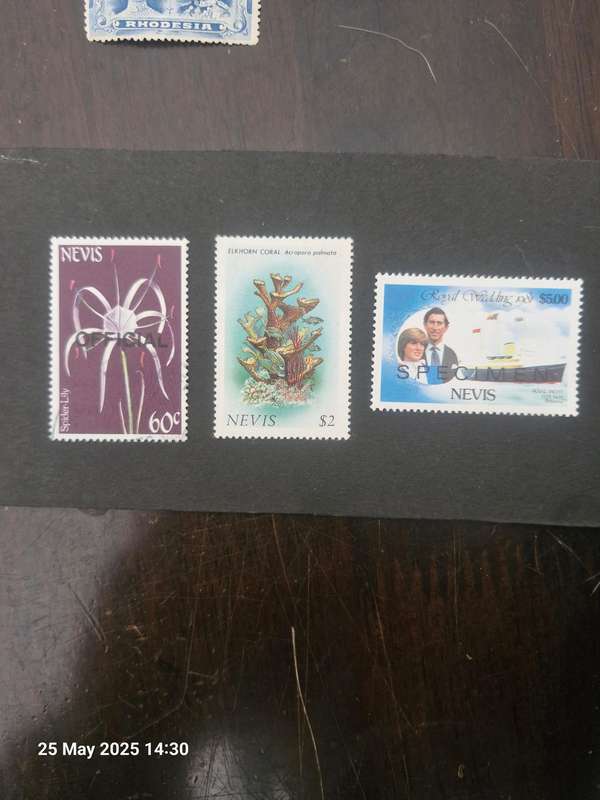 BATCH OF 4 NEVIS STAMPS INCLUDING 1867 QUEEN VICTORIA 1 PENNY STAMP, SPECIMEN STAMP & OFFICIAL STAMP